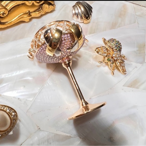 Vintage Two-tone X (kisses) post EARRINGS in MINT condition.
Approx 1” - Picture 8 of 8